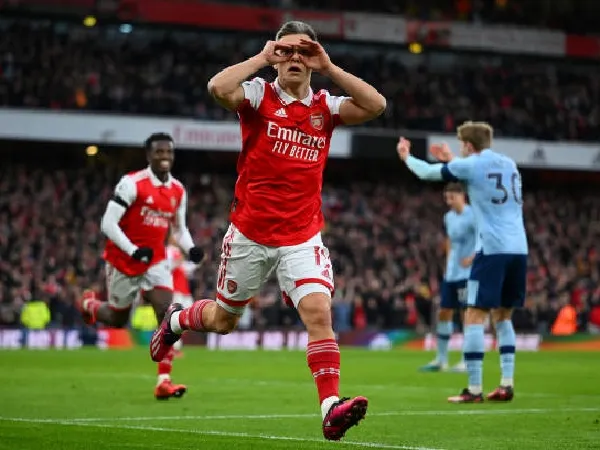 Leandro Trossard saat mencetak gol perdananya untuk Arsenal