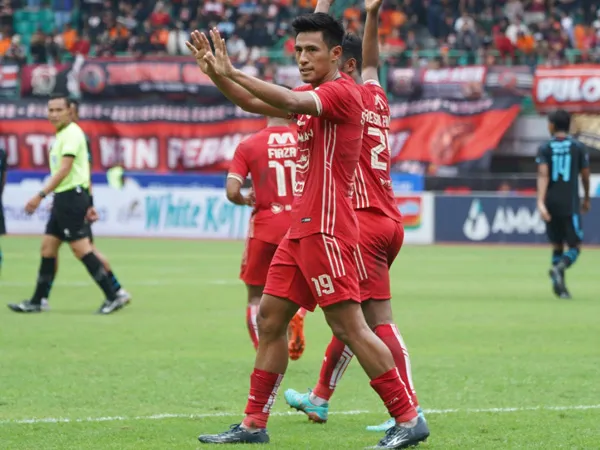Hanif Sjahbandi usai mencetak gol ke gawang Arema FC
