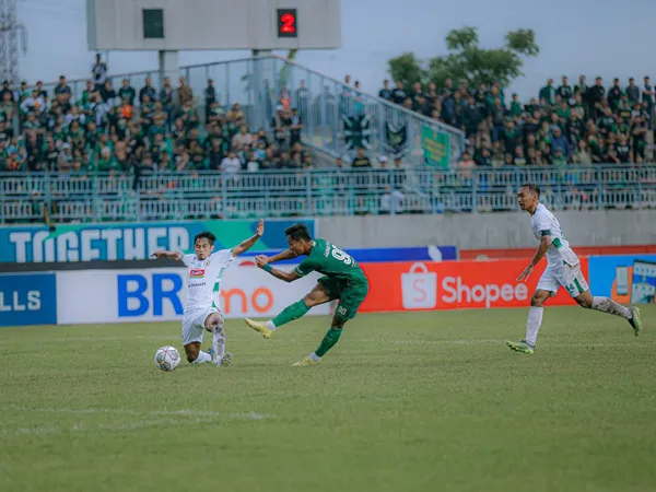 Penyerang Persebaya Surabaya, Januar Eka mencetak gol ke gawang PSS Sleman