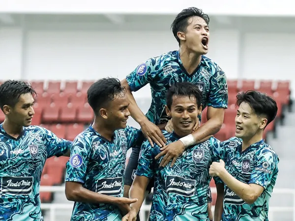 Skuat PSIS Semarang merayakan gol ke gawang Dewa United FC