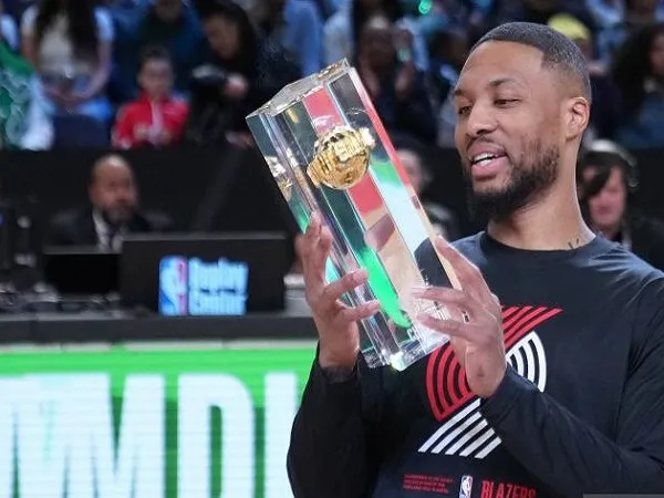 Point guard Portland Trail Blazers, Damian Lillard usai menangkan kontes 3 angka NBA All-Star 2023.