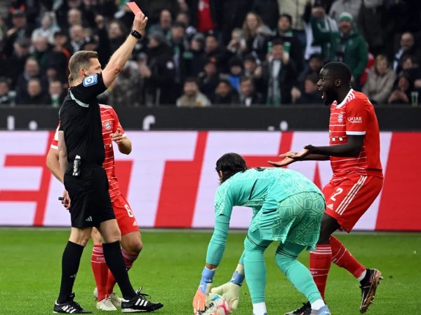 Wasit Tobias Welz Klarifikasi Kartu Merah Dayot Upamecano vs Gladbach