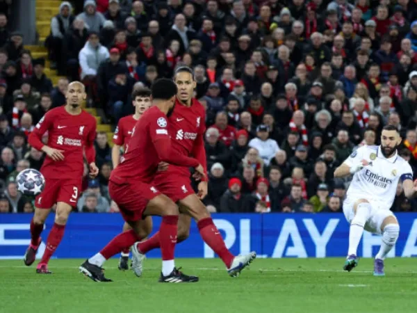 Carragher Kritik Pertahanan Liverpool yang Dinilainya Berantakan