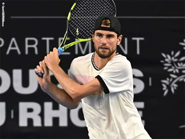 Maxime Cressy Banting Tulang Demi Lewati Rintangan Pertama Di Marseille