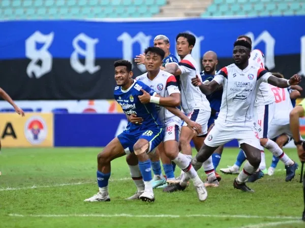 Pemain Persib dan Arema ketika hendak melakukan duel udara
