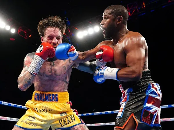 Floyd Mayweather Jr Gagal KO Aaron Chalmers dalam Eksebisi di London