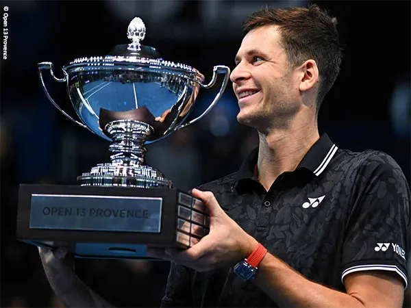 Hubert Hurkacz Angkat Trofi Kemenangan Di Marseille