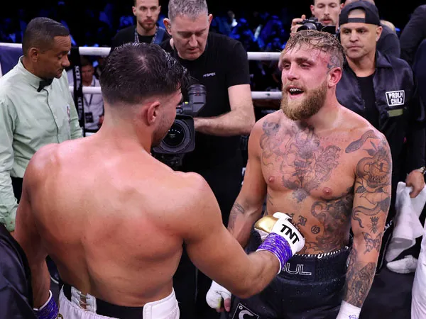 Jake Paul (kanan) dan Tommy Fury bercengkrama usai pertarungan mereka di Arab Saudi (Sumber Foto: The Independent)