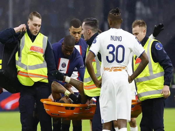 Presnel Kimpembe harus digotong keluar lapangan menggunakan tandu, saat mengalami cedera serius di laga antara Marseille vs PSG dini hari tadi (27/2) / via Reuters