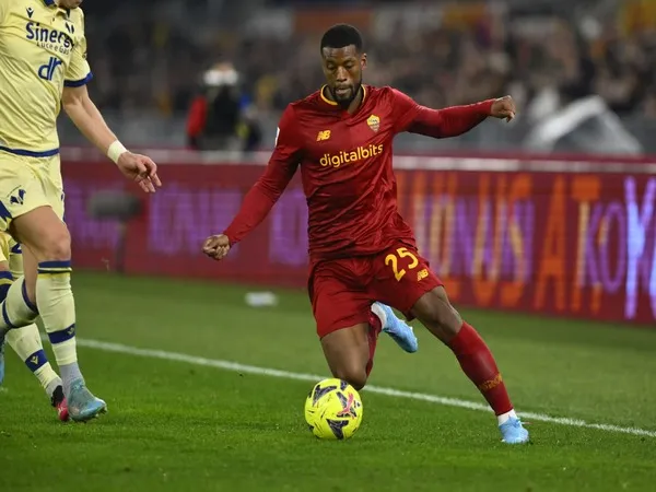 Gini Wijnaldum berpotensi menjalani debut starter bagi AS Roma, ketika Giallorossi bertanding melawan Cremonese Rabu dini hari (1/3) / via Getty Images