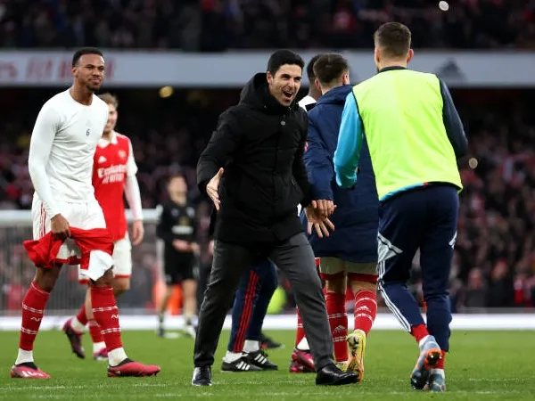 Mikel Arteta merayakan kemenangan Arsenal atas Bournemouth