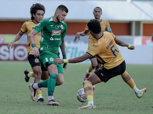 Penyerang PSS Sleman, Yevhen Bokhashvili diapit pemain Bhayangkara FC