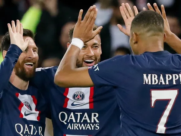 Michel Platini menilai trio Messi, Neymar, dan Mbappe bisa bermain bersama untuk PSG