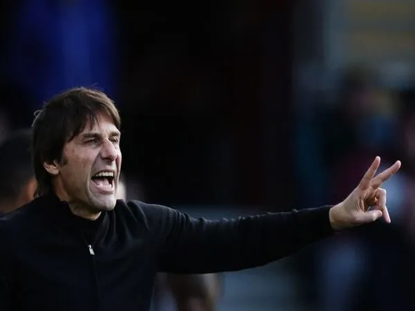 Antonio Conte marah besar setelah Tottenham Hotspur bermain imbang 3-3 melawan Southampton di lanjutan laga Premier League tadi malam (18/3) / via Getty Images