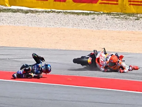 Miguel Oliveira usai ditabrak Marc Marquez.