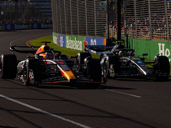 Lewis Hamilton Bantah Sengaja Ingin Tabrak Verstappen di GP Australia