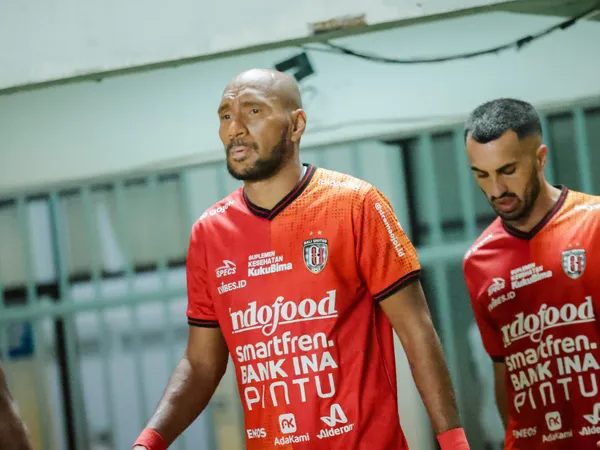 Pemain bertahan Bali United, Leonard Tupamahu