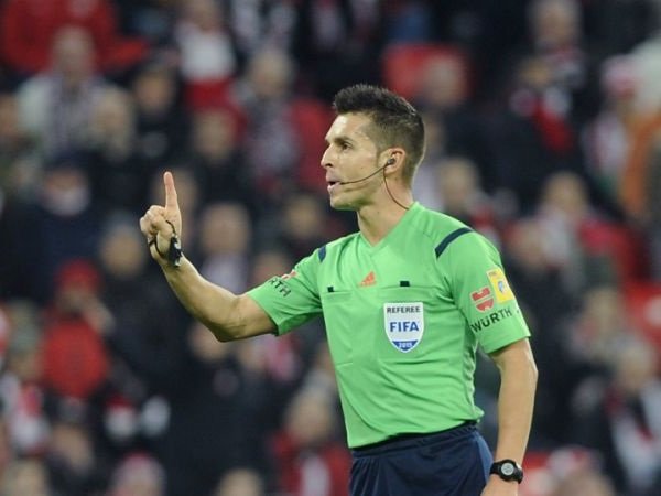 Wasit Carlos del Cerro Grande Pimpin Laga Inter Milan vs Benfica