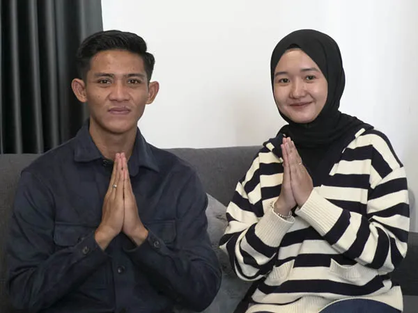 Pemain bertahan Persija Jakarta Firza Andika bersama sang istri Desi Novelia Sari