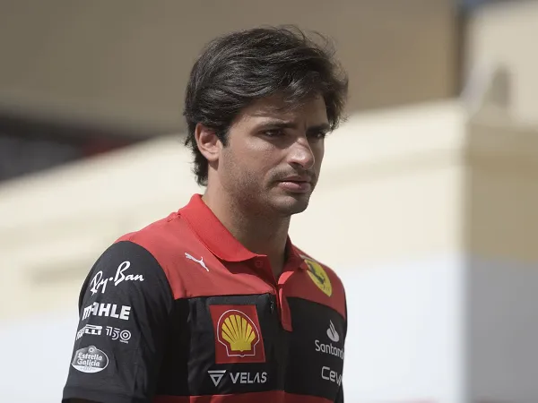 Carlos Sainz Jr bantah rumor ingin hengkang dari kuda jingkrak.