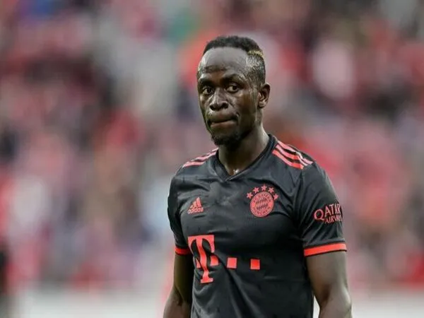 Bayern Muenchen dilaporkan siap memberikan uang plus Sadio Mane demi memboyong Victor Osimhen dari Napoli musim panas nanti / via Getty Images
