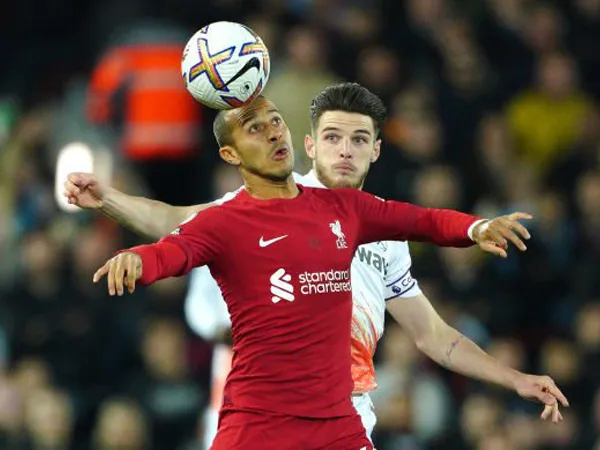Pemain West Ham United dan Liverpool.