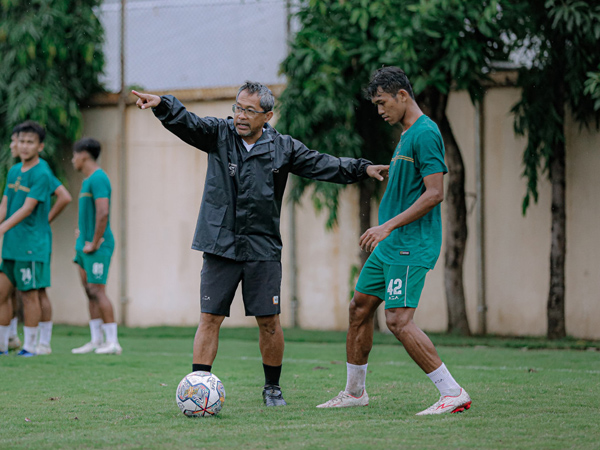 Aji Santoso Sebut Slot Bek Kanan Persebaya Surabaya Sudah Komplet