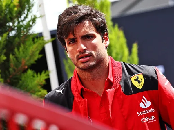 Carlos Sainz Bantah Dirinya Simpan Dendam kepada Alonso