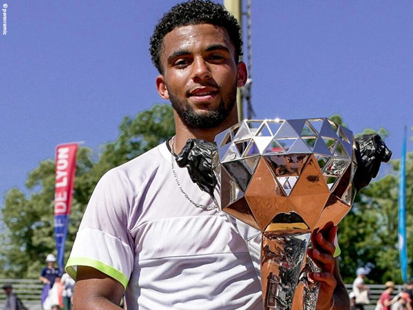 Arthur Fils Angkat Trofi Kemenangan Pertama Di Lyon