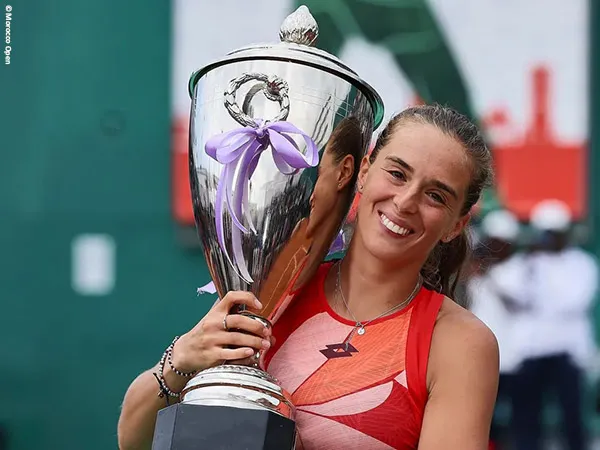 Lucia Bronzetti Angkat Trofi Kemenangan Pertama Dalam Karier Di Rabat