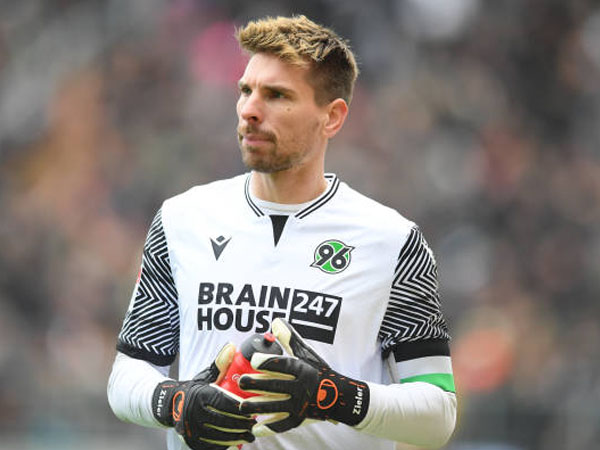 Dikaitkan dengan Liverpool, Begini Komentar Kiper Hannover