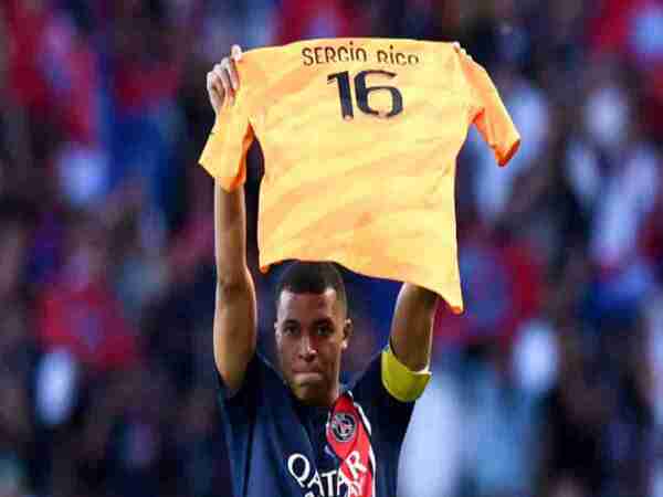 Dua Minggu Setelah Insiden Kuda, Kiper Kedua PSG Masih Terbaring di RS