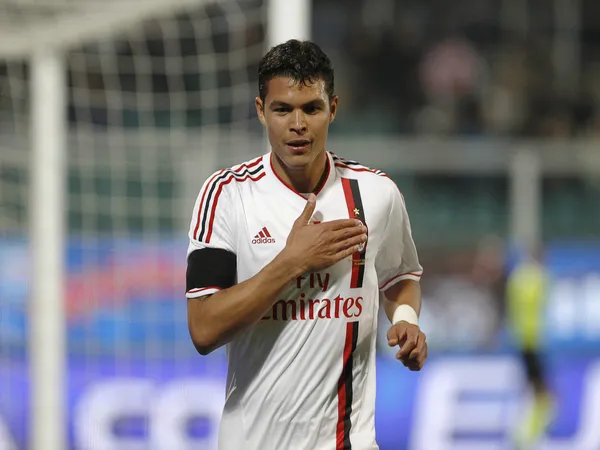 Sebagai mantan pemain AC Milan, Thiago Silva ikut berduka atas wafatnya Presiden legendaris Rossoneri yaitu Silvio Berlusconi / via Getty Images