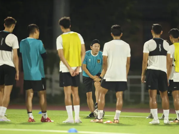 Pelatih timnas Indonesia, Shin Tae-yong memimpin latihan timnya jelang menghadapi Palestina