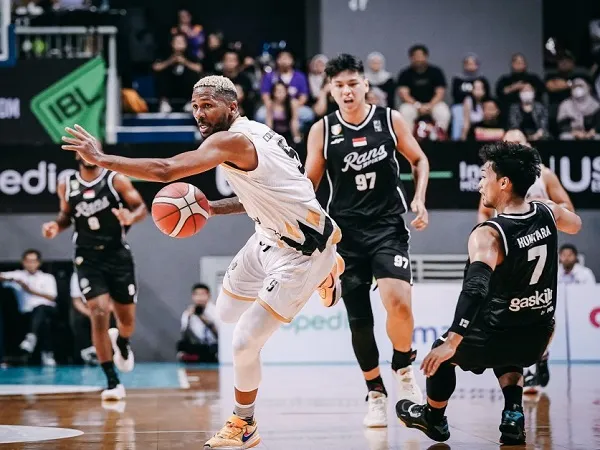 Santiago Rimoldi puas Dewa United Banten menang telak atas Rans PIK Basketball.