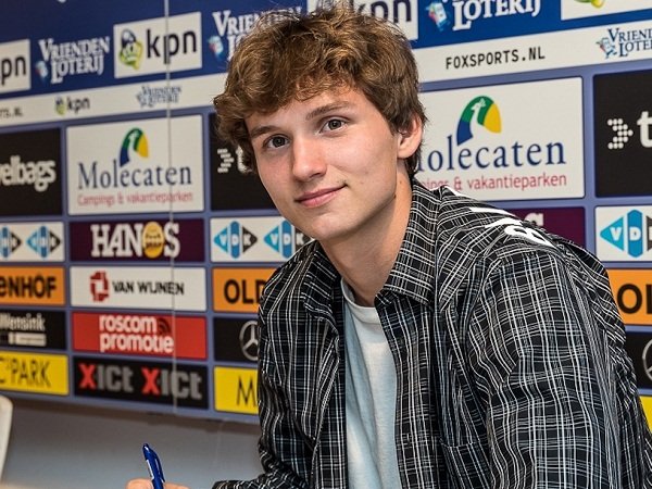 Brentford Coba Tikung AC Milan Untuk Amankan Rav van den Berg