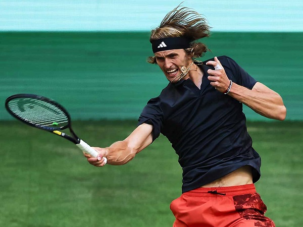 Stefanos Tsitsipas Gigit Jari, Alexander Zverev Meluncur Di Halle