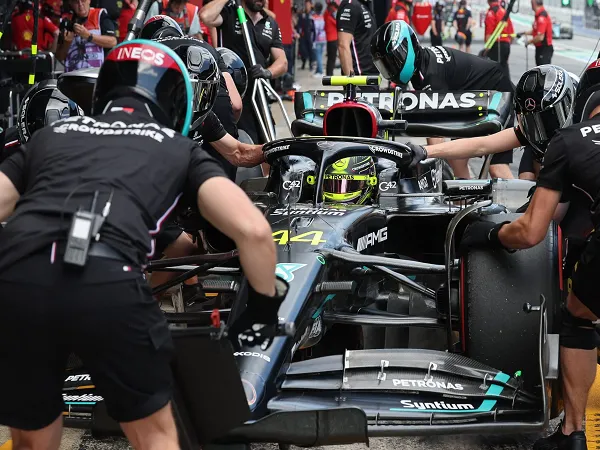 Mike Elliott puas lihat Mercedes yang perlahan-lahan makin kompetitif.