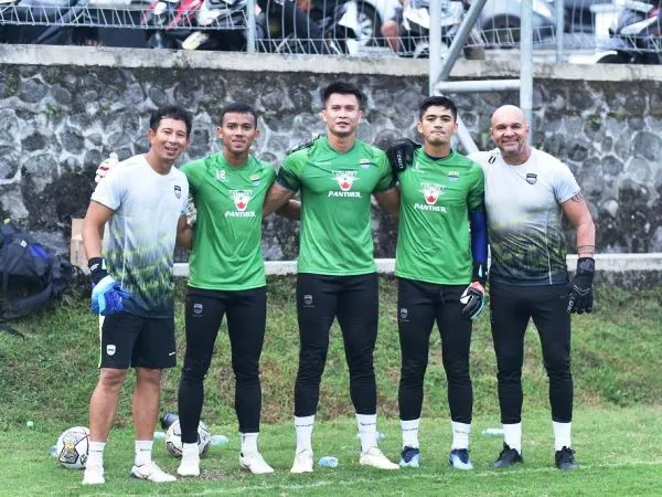 Shahar Ginanjar (tengah) ketika berfoto bersama kiper dan pelatih kiper Persib