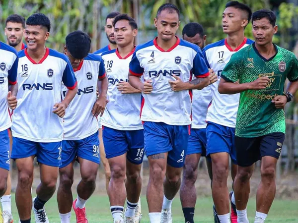 Skuat Rans Nusantara FC berlatih untuk menatap Liga 1 musim depan