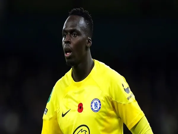 Edouard Mendy resmi meninggalkan Chelsea untuk bergabung ke Al-Ahli dengan kontrak hingga Juni 2026 / via Getty Images
