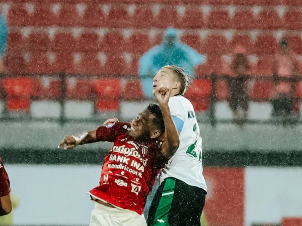 Kapten PSS Sleman, Kim Jeffrey Kurniawan terlibat duel panas dengan pemain Bali United