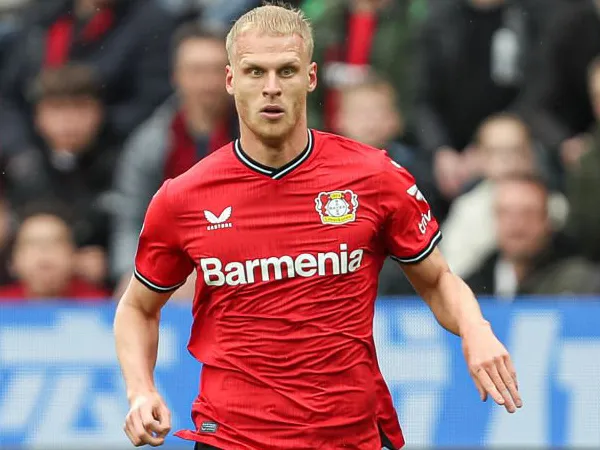 Bek sayap Bayer Leverkusen, Mitchel Bakker.