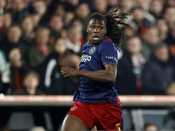 Bek Ajax, Calvin Bassey, berada dalam radar Brighton