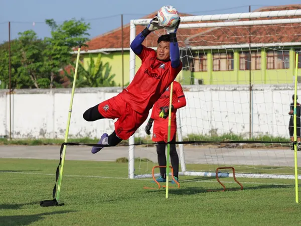 Kiper senior Wawan Hendrawan resmi berlabuh di Madura United
