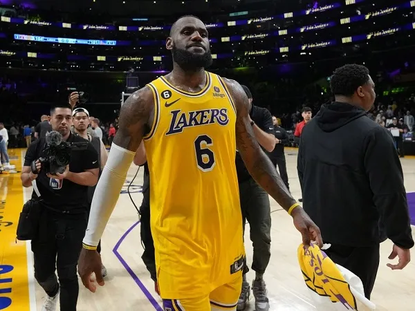 LeBron James diprediksi akan terus bermain di NBA musim 2023-2024.