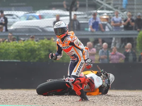 Wayne Gardner sarankan Marc Marquez untuk pensiun demi rawat tubuhnya.