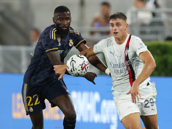 Bertugas di Siaran Langsung AC Milan vs Real Madrid, Eks Kiper Ini Pingsan