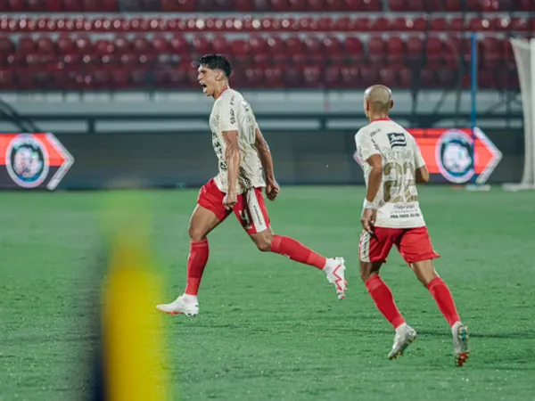 Elias Dolah merayakan gol debutnya bersama Bali United
