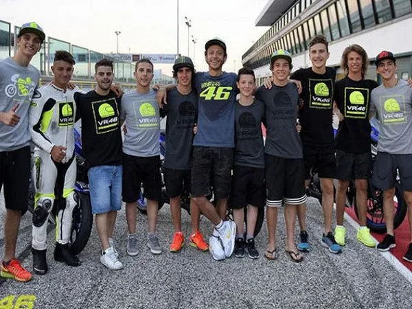 Valentino Rossi bersama para pebalap dari VR46 Academy, Mooney VR46